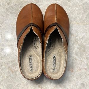 Pikolinos mule clogs